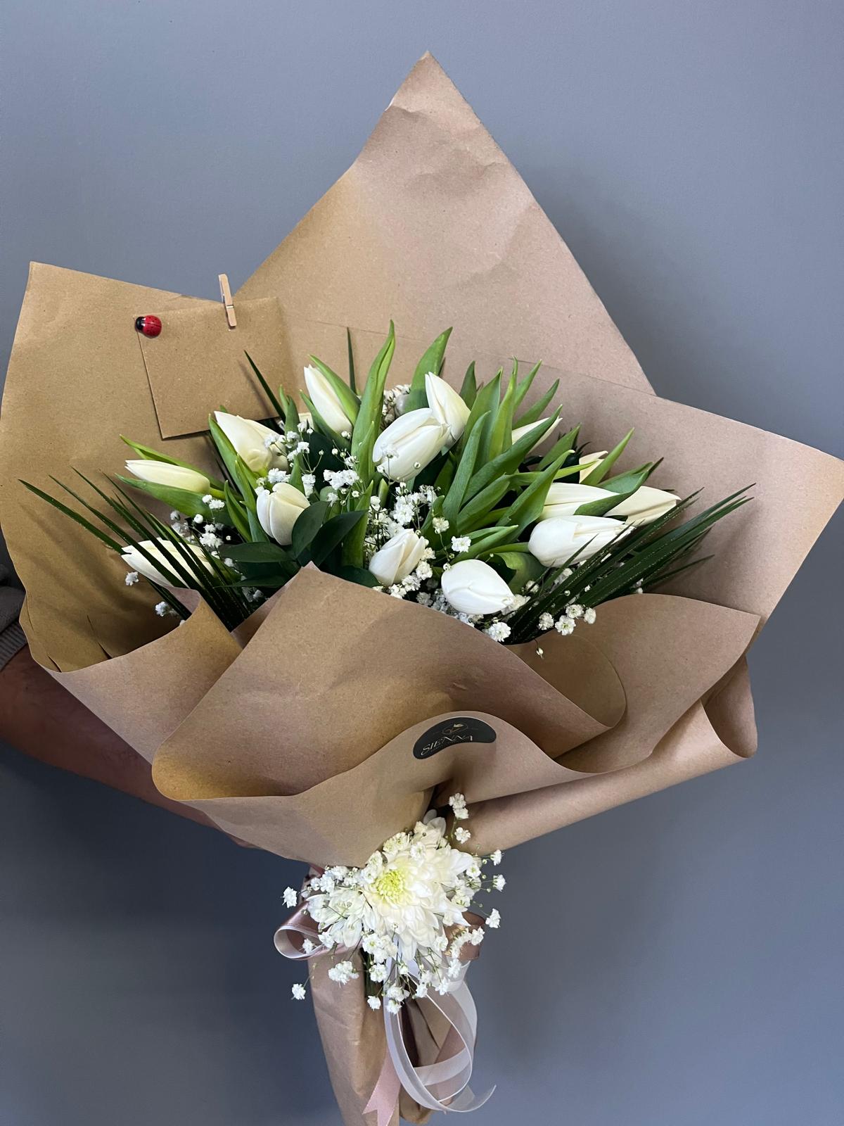 17 Shades of Purity (17 adet beyaz Lale Buketi)