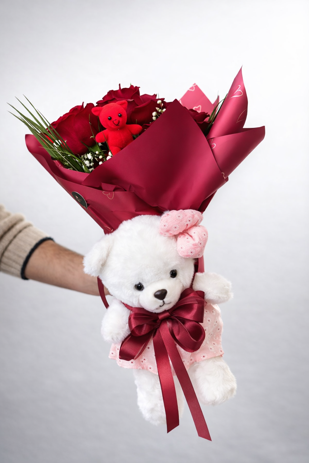 Kırmızı kadife külah kutuda 7 kırmızi gül ve ayıcık 